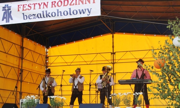 Na scenie zagrali i dorośli, i uczniowie... Na zdjęciu "Kwaśnica Bavarian Show"