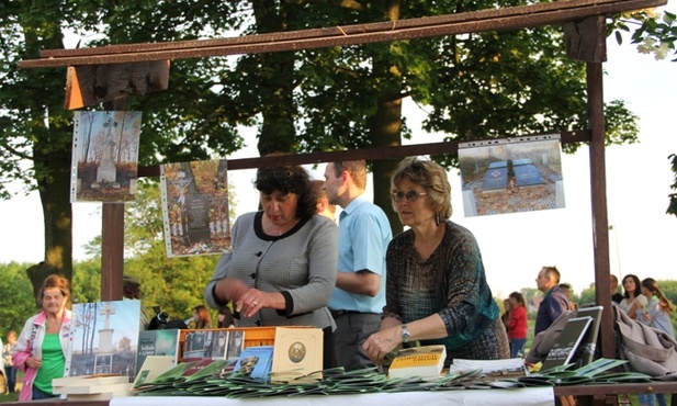 Członkowie Stowarzyszenia Jedlnia przy stoisku z publikacjami o Jedlni i jej okolicach