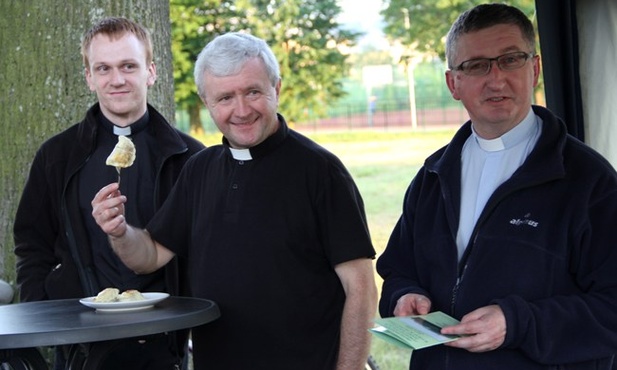 Pierogi są pyszne – zapewniał proboszcz ks. Janusz Smerda