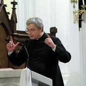 Prelekcje ks. Piotra Pawlukiewicza duchowo przygotowały kutnian do niedzielnego marszu