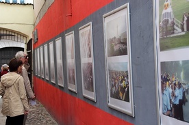 Zdjęcia Michała Sierszaka można oglądać w galerii, która mieści się w bramie kamienicy przy ul. Zduńskiej 34 w Łowiczu