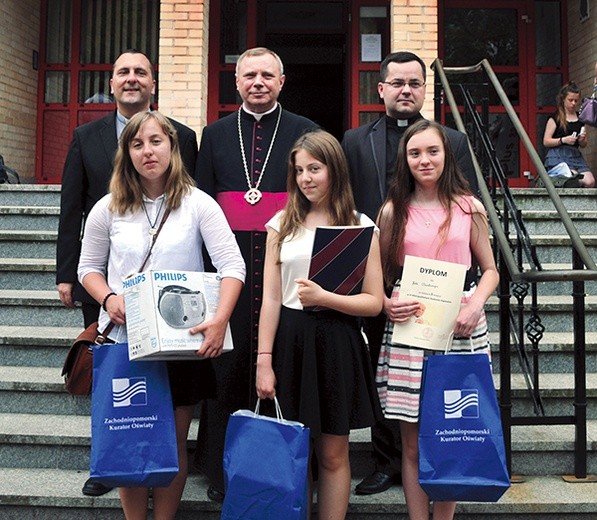 Ola (w środku) wyprzedziła w konkursie dwie reprezentantki diecezji zielonogórsko-gorzowskiej