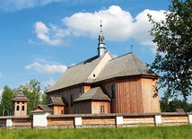  Przeniesiona i odbudowana w Kolbuszowej z dzwonnicą i ogrodzeniem świątynia z Rzochowa