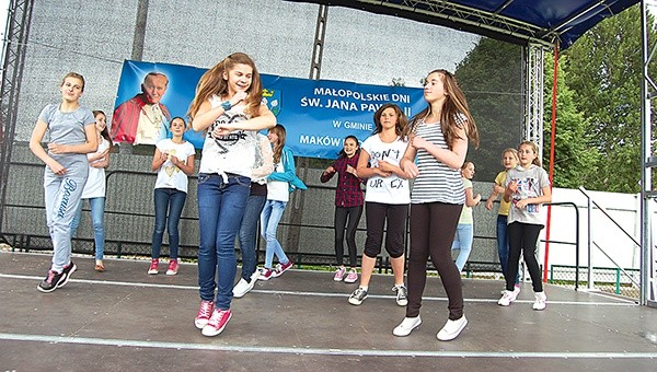Na scenie w Juszczynie miejscowa młodzież pokazała swoje taneczne umiejętności