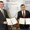 Prezes Zarządu BGK Dariusz Kacprzyk (z lewej) i prezes Zarządu PKO BP S.A. Zbigniew Jagiełło podczas podpisywania pierwszej umowy kredytu MdM pół roku temu byli w dobrych humorach. Teraz nastroje są gorsze