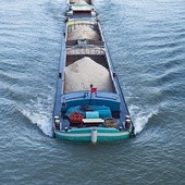 Transport rzeczny jest tańszy i bardziej ekologiczny niż transport drogowy i kolejowy. Dodatkowo ten wodny jest mniej kłopotliwy dla mieszkańców okolic szlaków