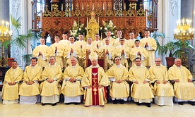 Po liturgii nowi diakoni stanęli w prezbiterium katedry do pamiątkowej fotografii z bp. Henrykiem oraz zarządem radomskiego seminarium