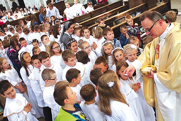 Eucharystii przewodniczył i homilię do dzieci wygłosił ks. Wojciech Dąbrowski