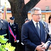 Prezydent Bronisław Komorowski z żoną Anną. Obok Waldemar Pawlak, prezes Zarządu Głównego Związku OSP