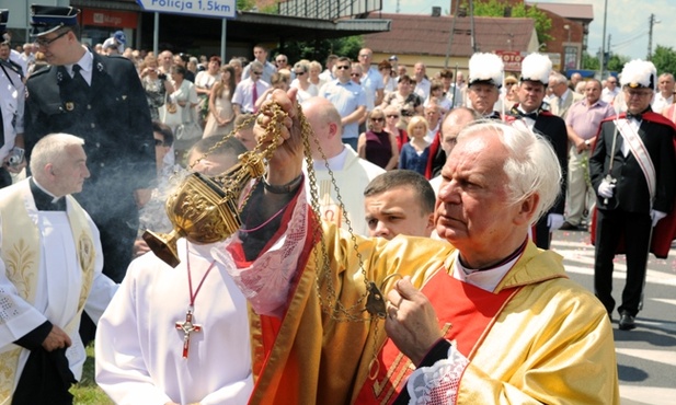 Bp Adam Odzimek okadza Najświętszy Sakrament