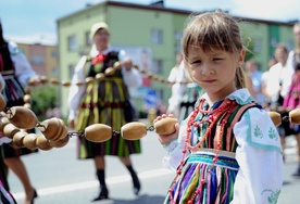 Podczas najważniejszych uroczystości opocznianie - od najmłodszych do najstarszych - chętnie zakładają regionalne stroje