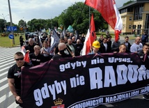 Marsz środowisk narodowych i kibiców Radomiaka przeszedł ulicami Radomia pod pomnik robotniczego protestu z czerwca roku 1976