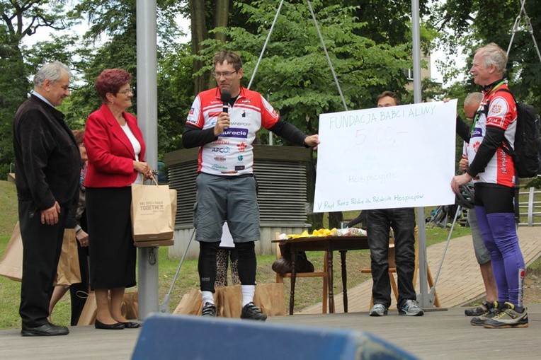 Grażyna Chorąży i ks. Piotr Schora SDS odbierają z ręk Janusza Holendra czek Fundacji Babci Aliny na 5 tys. zł