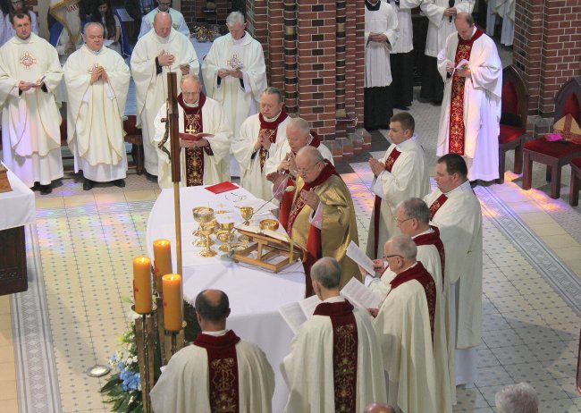 Koronacja ikony Matki Bożej w Gliwicach cz. 1