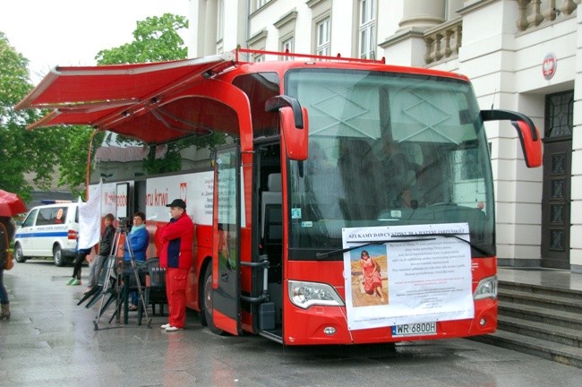 Mobilny punkt poboru krwi czeka na honorowych dawców