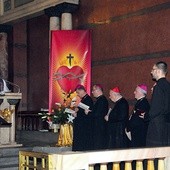 Liturgię pokutną poprowadził  i homilię wygłosił bp Piotr Libera. Uczestniczyli w niej przedstawiciele polskiego episkopatu oraz nuncjusz apostolski