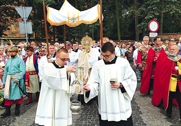 Wyrazem czci dla Najświętszego Sakramentu w procesji i bogatej płockiej tradycji, oprócz niesionych sztandarów, feretronów i figur, był również udział członków Bractwa Kurkowego i płockiej drużyny kuszniczej