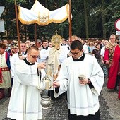 Wyrazem czci dla Najświętszego Sakramentu w procesji i bogatej płockiej tradycji, oprócz niesionych sztandarów, feretronów i figur, był również udział członków Bractwa Kurkowego i płockiej drużyny kuszniczej