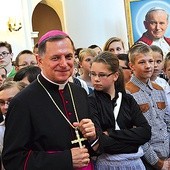  Arcybiskup z uczniami szkół z Wieczfni Kościelnej