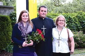 Od lewej: Małgorzata Siwiec, ks. Przemysław Skupień i Joanna Łupicka