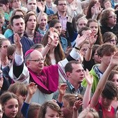 Biskup Andrzej Czaja modlił się wśród wiernych