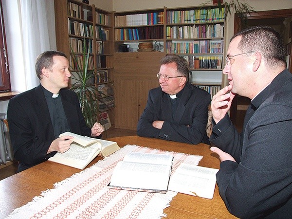 Wykładowcy studium – od lewej: ks. M. Łanoszka,  ks. prof. M. Bednarz, ks. P. Łabuda