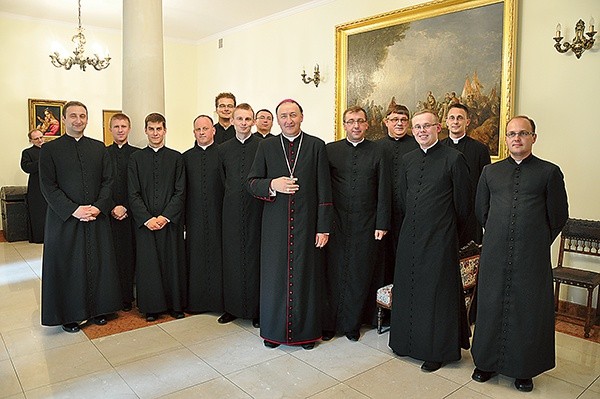  Biskup A. Jeż wśród księży wyjeżdżającch za granicę i na studia