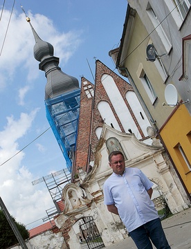 – W odrestaurowanej kuli umieściliśmy dwie tuby, z archiwalnymi i współczesnymi dokumentami – powiedział ks. Stanisław Jażdżewski