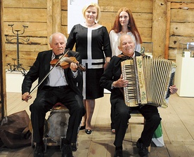  Na otwarciu wystawy zagrali bracia Tarnowscy z Domaniowa, laureaci nagrody w 2011 r. Na zdjęciu Ilona Jaroszek (po lewej), dyrektor Muzeum Wsi Radomskiej, i Aleksandra Pajek