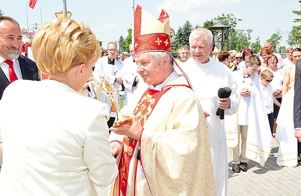  Relikwie do świątyni wprowadził bp Henryk Tomasik