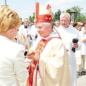  Relikwie do świątyni wprowadził bp Henryk Tomasik