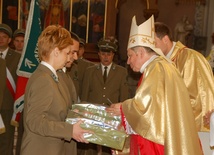 Leśnicy w darze przekazali dwa ornaty z wizerunkiem św. Franciszka