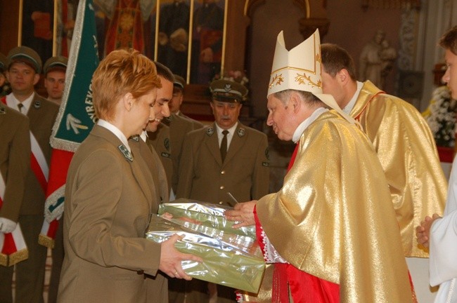 Leśnicy w darze przekazali dwa ornaty z wizerunkiem św. Franciszka