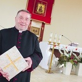  Ks. Dariusz Danilewicz z jednym z zacheuszków, które przed konsekracją zostały wmurowane w ściany kościoła