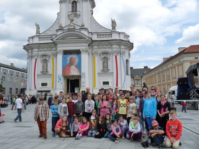 Pielgrzymi przed bazyliką Ofiarowania NMP i domem rodzinnym Jana Pawła II w Wadowicach