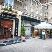 Restauracja Sowa & Przyjaciele mieści się w niezbyt ciekawym kilkupiętrowym bloku. Blisko jednak stamtąd m.in. do Kancelarii Premiera, siedziby Biura Ochrony Rządu, rosyjskiej ambasady i do Parku Łazienkowskiego