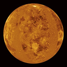 Wenus to pod wieloma względami bardzo dziwna planeta. Krąży wokół własnej osi, robiąc to w tzw. kierunku wstecznym, czyli odwrotnym niż wszystkie inne ciała w Układzie Słonecznym. Ponadto obraca się wokół własnej osi najwolniej ze wszystkich planet. „Dzień” trwa tutaj dłużej niż „rok”. Pełny obieg wokół Słońca (czyli rok) zajmuje planecie prawie 225 ziemskich dni. Z kolei obrót wokół własnej osi (czyli doba) trwa na Wenus 243 ziemskie dni