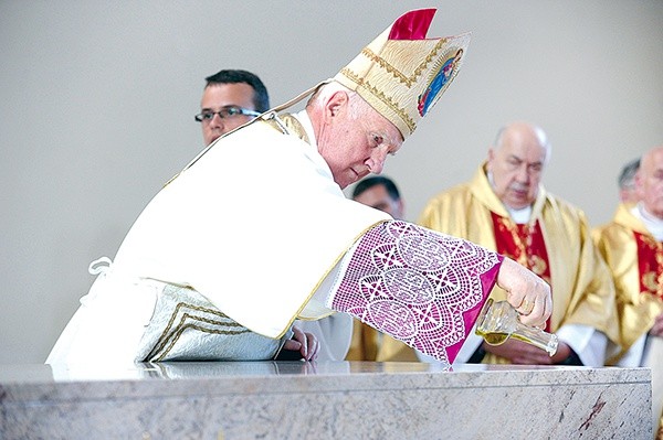  Biskup świdnicki namaszcza ołtarz