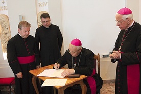 Wraz ze złożeniem podpisu bp Zbigniew Kiernikowski rozpoczął posługę w diecezji legnickiej 