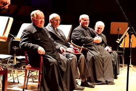  Od lewej: ks. Franciszek Głód, ks. Mirosław Drzewiecki, ks. Stanisław Orzechowski i ks. Stanisław Pawlaczek podczas uroczystości w Narodowym Forum Muzyki we Wrocławiu 