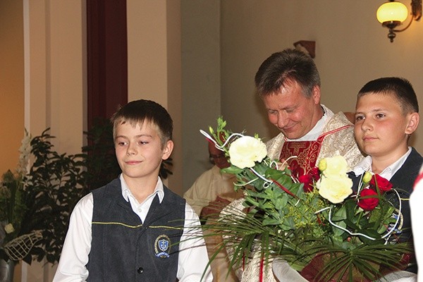 Podczas uroczystej Eucharystii pożegnano wieloletniego dyrektora  ZS im. ks. S. Konarskiego – ks. Adama Kostrzewę, który od lipca będzie pełnił funkcję proboszcza w Czerniewicach