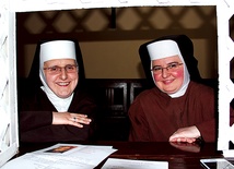 Siostry Ludwika (po lewej) i Daniela zapewniają, że odpowiedzą na wszystkie pytania uczestniczek rekolekcji 