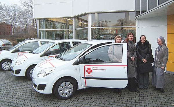  Samochodami Caritas pielęgniarki dojeżdżają do domów chorych