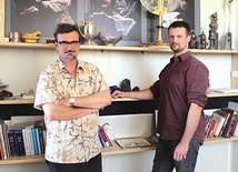 Mariusz (z lewej) i jego syn Kamil Drapikowscy to znani na świecie artyści tworzący m.in. dzieła sakralne wykonane z bursztynu