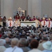 Tłumy wiernych wypełniły plac katedralny 