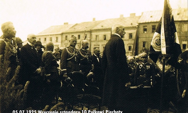 Prezydent RP Stanisław Wojciechowski na uroczystości wręczania sztandaru 10 Pułkowi Piechoty