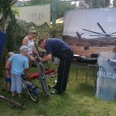 W czasie festynu żyrardowcy policjanci nieodpłatnie znakowali rowery