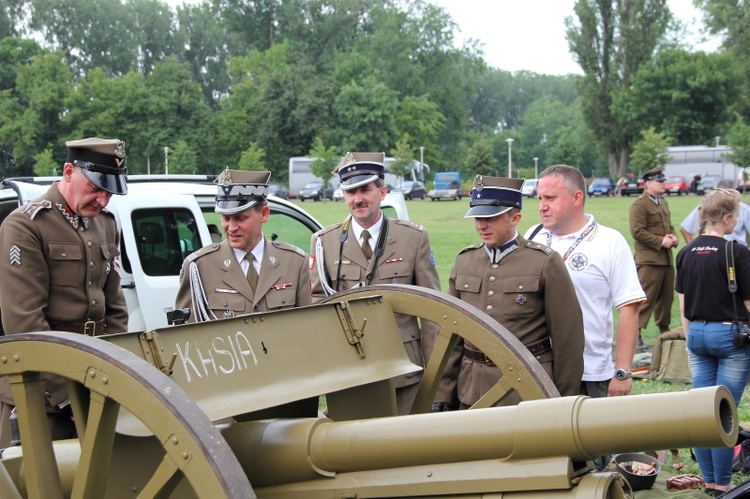 Defilada i pokazy rekonstruktorów