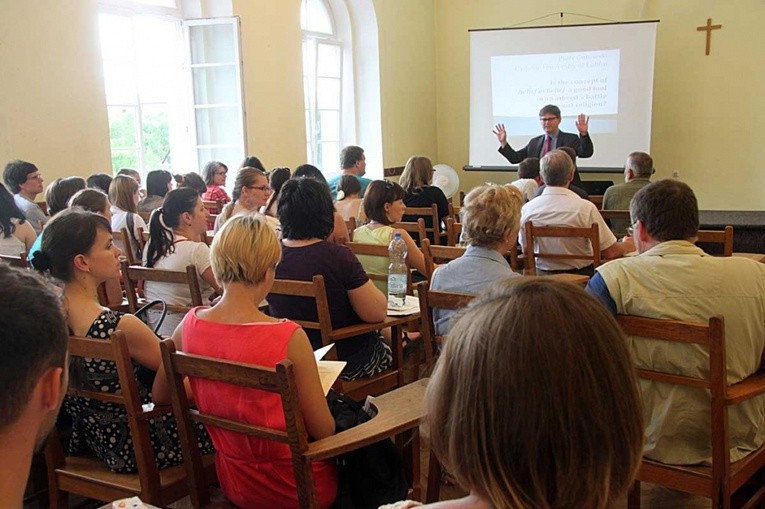 Co roku w zajęciach Szkoły Letniej Języka Polskiego KUL uczestniczy ok 200 osób. 