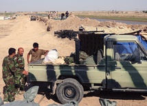 30 czerwca 2014 r. Kurdyjscy żołnierze strzegą granicy między irackimi miastami Kirkuk i Tikrit. W pobliżu tego miejsca doszło do walki między irackim wojskiem a bojownikami ISIL. Kurdowie są dotychczas największymi wygranymi ostatnich wydarzeń w Iraku